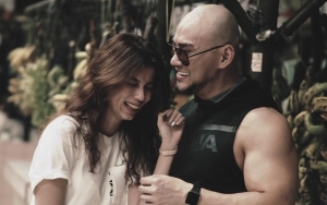 Temani Deddy Corbuzier Mualaf, Sabrina Chairunnisa Sang Tunangan Cantik Berkerudung Putih