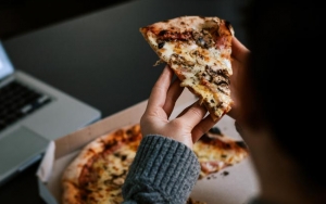 Jangan Disepelekan! 8 Risiko Ini Akan Kamu Dapatkan Jika Keseringan Makan Terlalu Larut