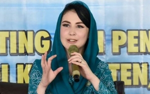 Arumi Bachsin Bahagia Wisuda S1, Model Kerudung Banjir Kritik Netter
