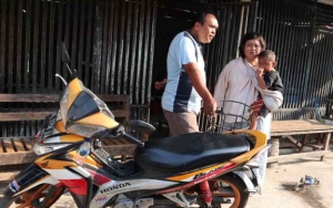 Viral Balita Dibonceng Dalam Keranjang Samping Motor, Ternyata Ini Alasan Sang Ayah