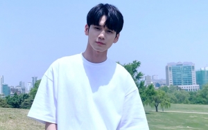 Ong Sung Woo Super Ganteng di Foto Behind the Scene '18 Moments', Kru Produksi Beri Pujian