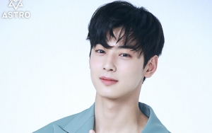 Cha Eunwoo Pose Tampan Sambil Pamer Lengan Berotot Hebohkan Netizen 