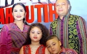  Foto Didepan Monas, Netter Sorot Badan Montok Anak-Anak Krisdayanti
