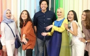  Foto Dikelilingi Teman Cewek Cut Meyriska, Roger Danuarta Dikomentari Samuel Zylgwyn