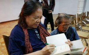 Penulis ‘Keluarga Cemara’ Arswendo Atmowiloto Drop Akibat Kanker Prostat, Sahabat Minta Doa