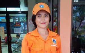 Pasukan Oranye Cantik yang Viral di Medsos Ditabrak Motor Kala Menyapu Hingga Kupingnya Robek