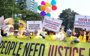 Massa Aksi Kawal Sidang MK Nyanyikan Lagu 'Pulangkan Habib Rizieq' 