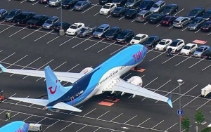 Viral Pesawat Boeing 'Istirahat' di Parkiran Mobil, Warganet Kocak Ingatkan Bayar Parkir