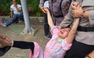Hebohkan Gedung MK, Perempuan Berdaster Ngamuk Minta Ketemu Jokowi hingga Ingin Bunuh Diri