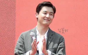 Jadi Pria Misterius, Yeon Woo Jin Tampilkan Dua Sisi Berbeda di Foto Adegan 'Let Me Hear Your Song'