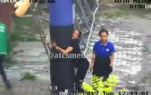 Aksi Lebay Warga 'Tolong' Patung Balon Jatuh di Medan Terekam CCTV, Warganet Ngakak