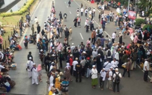 Warganet Berang Tanggapi Foto Ayah Ajak Anak Ikut Aksi Kawal Sidang MK