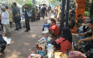 Sisi Lain Aksi Kawal Sidang MK, Dagangan Penjual Donat Ludes Dalam 1 Jam