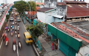 Kena Proyek Jembatan, 'Ganti Untung' Penjual Seragam di Surabaya Tembus Rp 15 Juta per Meter