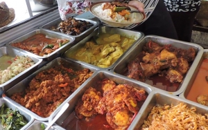 Duh Nyesek! Pria Ini Kena Prank Ibu-Ibu Warteg Makan Nugget Isi Angin