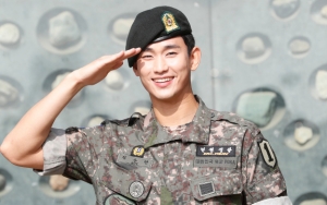Kim Soo Hyun Akhirnya Rampung Wamil, Makin Ganteng dan Sumringah Sapa Penggemar
