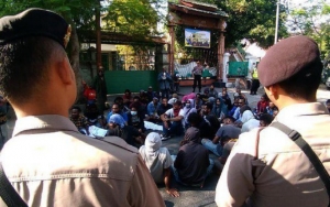 Mahasiswa Papua Demo Tuntut Kemerdekaan di Surabaya, Bentrok Hingga 6 Orang Diamankan Polisi
