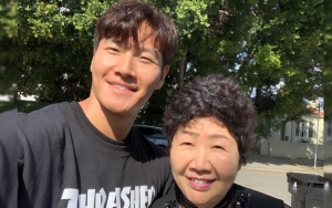 Begini Cara Lucu Kim Jong Kook Tenangkan Ibunya yang Khawatir Gara-Gara Tak Kunjung Menikah