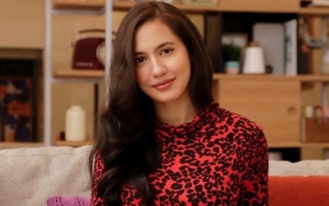 Pevita Pearce Tetap Cantik Bergaya 60-an Meski Rambutnya Dibilang Mirip Singa