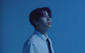 Ha Sungwoon Galau Dan Sendu Cetak Foto Laut Di teaser MV Comeback 'Blue'