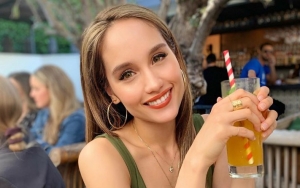Cinta Laura 'Hempas' Mantan Pacar Bule, Pamer Foto Bareng Pria Seksi Ini