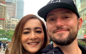 Ciuman Bibir Dewi Rezer Rayakan Anniversary Pacaran Dicibir