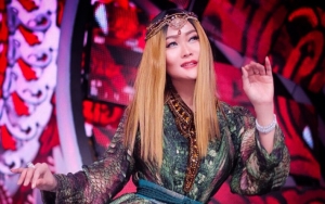  Totalitas Kerja, Inul Daratista 'Nekat' Pakai Mini Dress Tampil Unyu Kayak Boneka