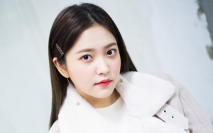 Yeri Red Velvet Promosi Lagu Solo D.O. EXO, Sosok Pria di Lock Screen Ponsel Jadi Sorotan