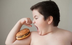 Orang Tua Harus Tau! Simak 8 Tips Mencegah Obesitas Pada Anak Yang Doyan Ngemil