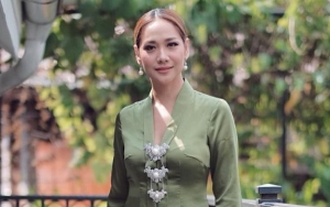 Cantik Kayak Park Min Young, Uniknya Bunga Citra Lestari Pakai Anting Cetakan Kue 'Kembang Goyang'