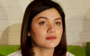 Kriss Hatta Divonis Bebas, Hilda Vitria 'Pura-Pura Bahagia' Bareng Cowok Ini