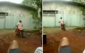 Viral Video Pemotor Nekat Tabrak Gerbang, Netter: Emak-Emak Dilawan