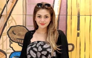 Dibully Ke Gereja Pakai Kerudung, Celine Evangelista Seksi Ala Barbie Pirang Cuek Pamer Tato di Dada