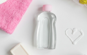 8 Manfaat Baby Oil Untuk Kecantikan Wanita, Aman dan Murah!