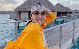 'Jiplak' Baju Renang Luna Maya, Syahrini Cerdik 'Tutupi Aib' Sambil Pamer Tas Mini Seharga Rumah