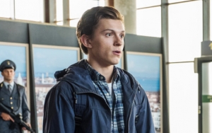 Tom Holland Komentari Poster 'Far From Home': Sony Edit Kepalaku ke Badan Tobey Maguire