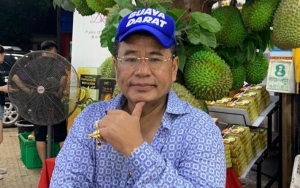 Hotman Paris Hutapea Blusukan ke Pasar Beli Ikan Asin, Aksi Cium Cewek Cantik Bikin Heboh