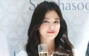 Song Hye Kyo Ngakak Diteriaki Cantik di Acara Perdana Pasca Perceraian, Fans Puji Profesional