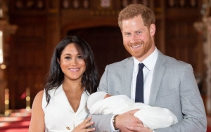 Meghan Markle dan Pangeran Harry Akhirnya Ungkap Rupa Sang Putra Lewat Foto Pembaptisan