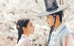 Shin Se Kyung dan Cha Eunwoo Keasyikan Nyeker di Pantai dalam Poster Drama Baru