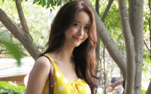 Yoona Nikmati Cuaca Cerah Musim Panas dengan Pakai Crop Top dan Kemeja Tanpa Celana