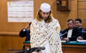 Bahar bin Smith Cium Bendera Merah Putih Usai Divonis 3 Tahun Penjara, Warganet Sindir Pencitraan