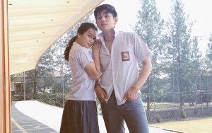 Dhea Imut Tidur Mesra di Perut Rayn Wijaya Saat Promosikan 'Cahaya Terindah'