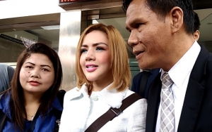 Tangan Pengacara Rangkul Barbie Kumalasari Jadi Sorotan Saat Diwawancara Usai Pemeriksaan