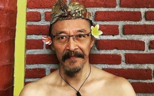  Tak Kalah Eksis, Sujiwo Tejo Antusias Ikutan 'Bottle Cap Challenge' Dengan Kearifan Lokal