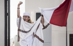 Ini Makna di Balik Aksi Cium Bendera Merah Putih Oleh Bahar bin Smith Usai Divonis 3 Tahun Penjara