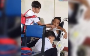 Viral Video Anak-Anak Suapi Temannya Yang Sakit, Netter Kompak Terharu