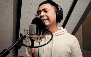 Raditya Dika Cover Lagu 'I Love You 3000' Bikin Ngakak, Stephanie Poetri Sampai Kabur