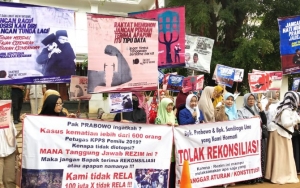 Massa Emak-Emak Demo dan Takbir di Depan Rumah Prabowo Tolak Rekonsiliasi