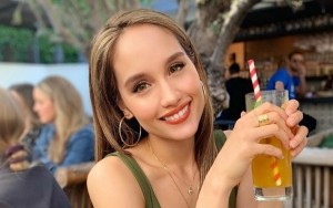 Cinta Laura Tampil Seksi dan Glamor di Video Klip 'Vida' Usai 7 Tahun Vakum Bernyanyi